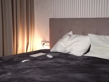 girl
        gold_blond cam image #6589688